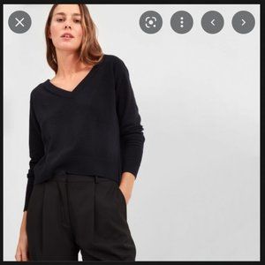 Navy Everlane cropped v-neck cashmere